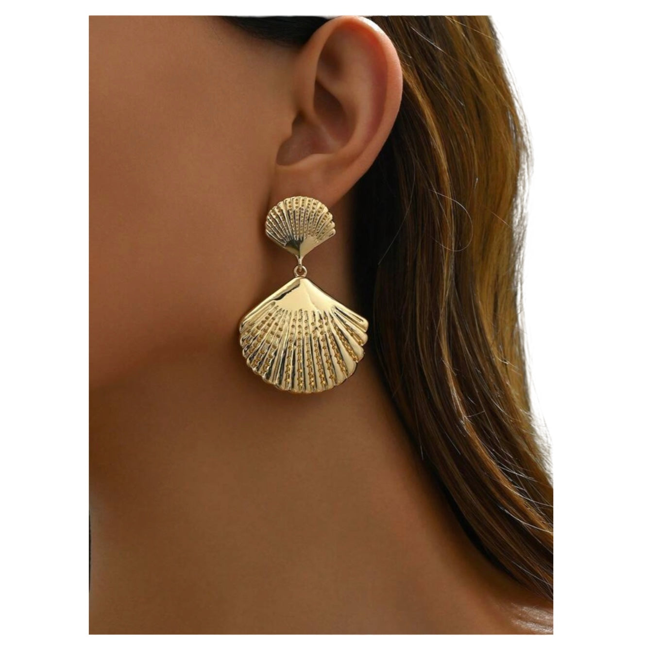 GOLD SEASHELL HOOP EARRING