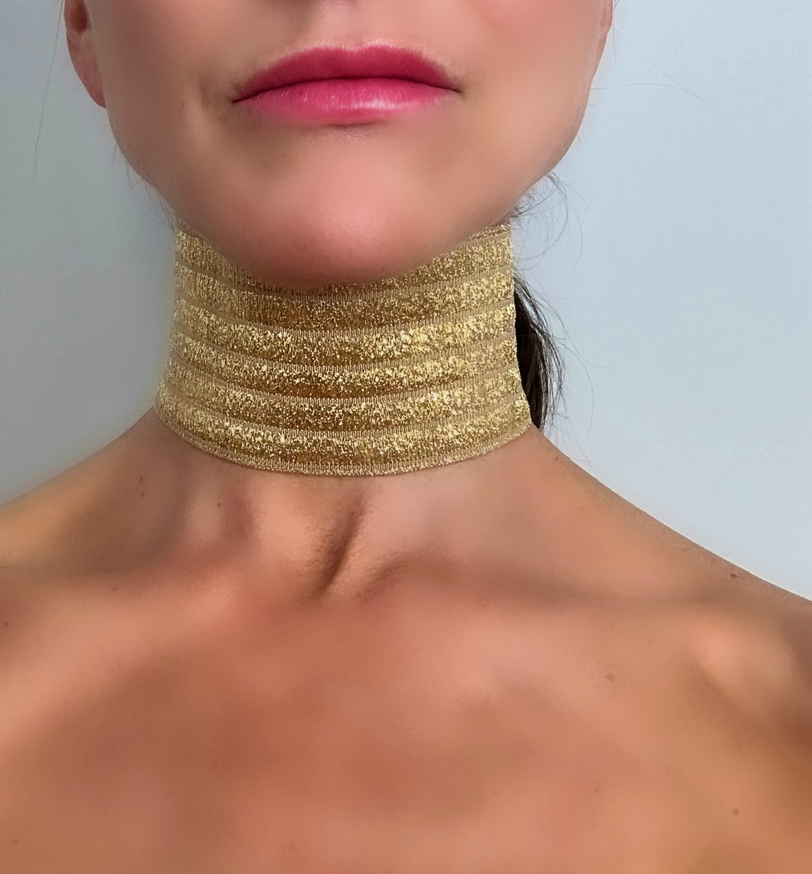 RIBBED SPARKLY GOLD NECK CUFF