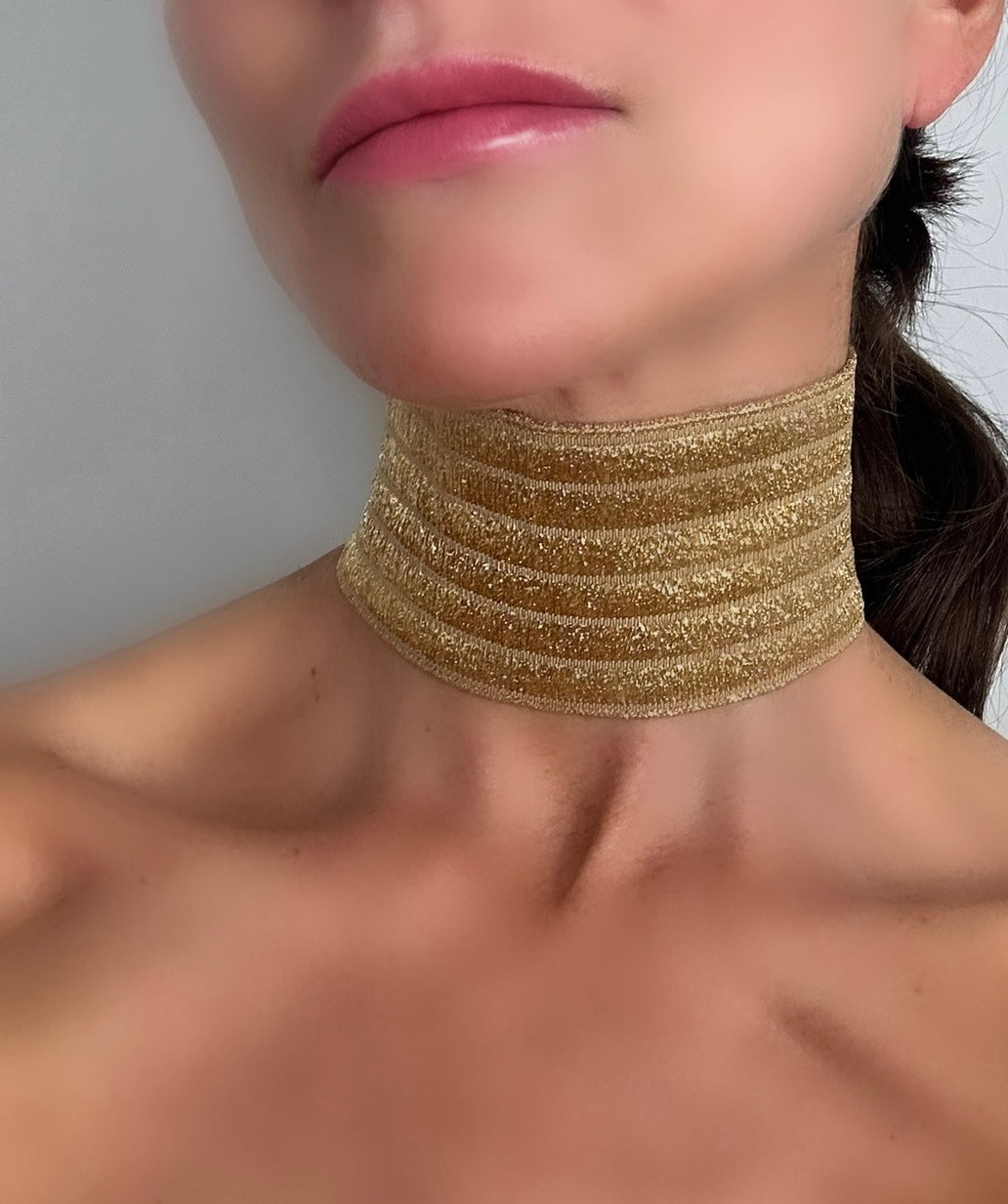 RIBBED SPARKLY GOLD NECK CUFF