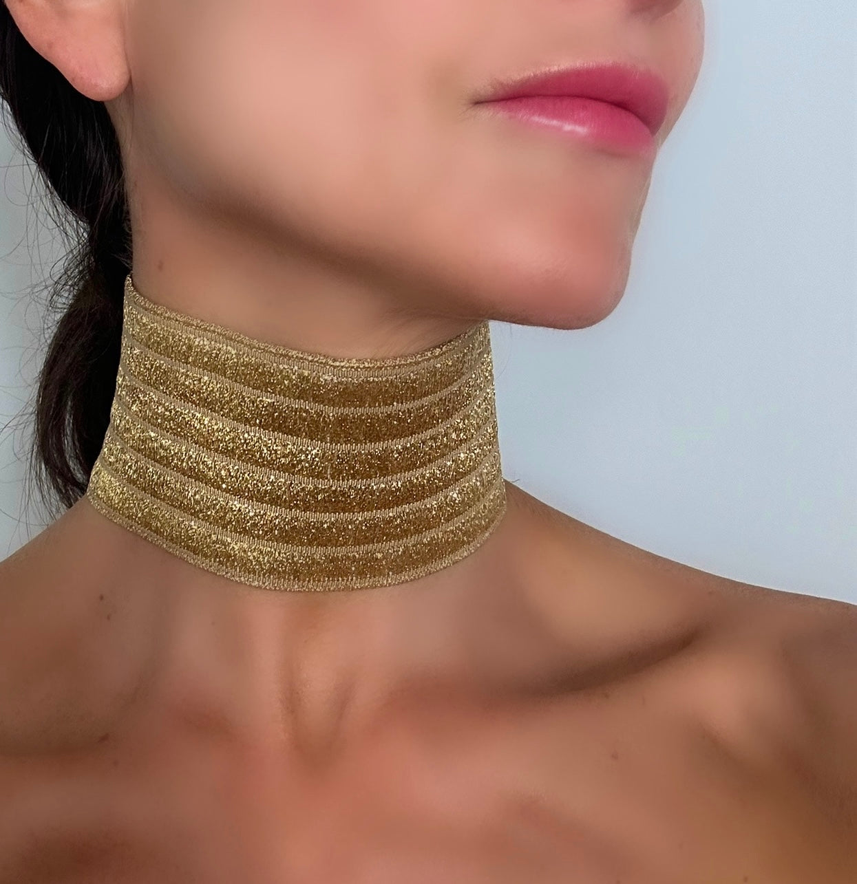 RIBBED SPARKLY GOLD NECK CUFF