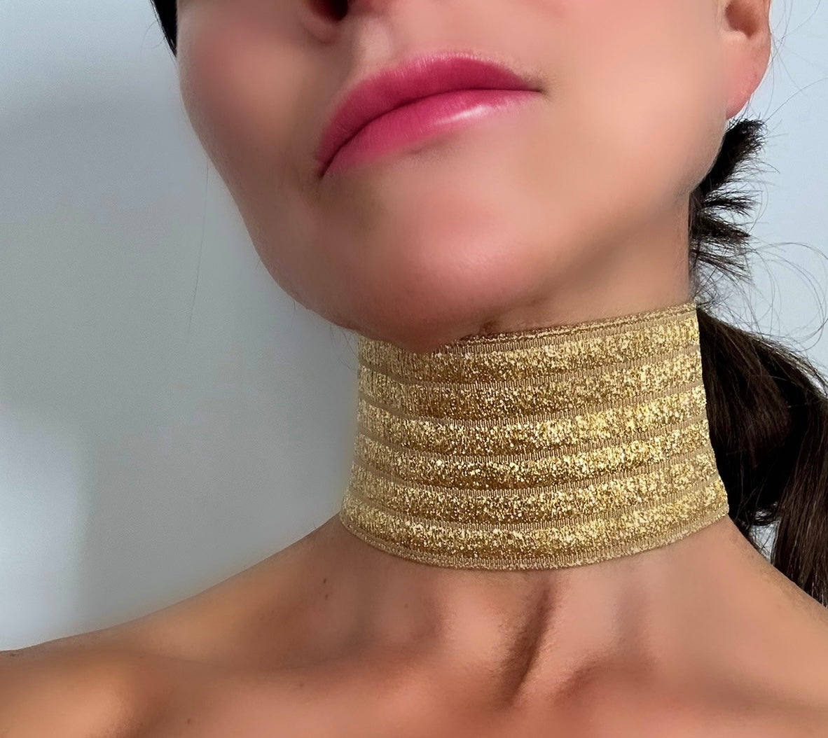 RIBBED SPARKLY GOLD NECK CUFF