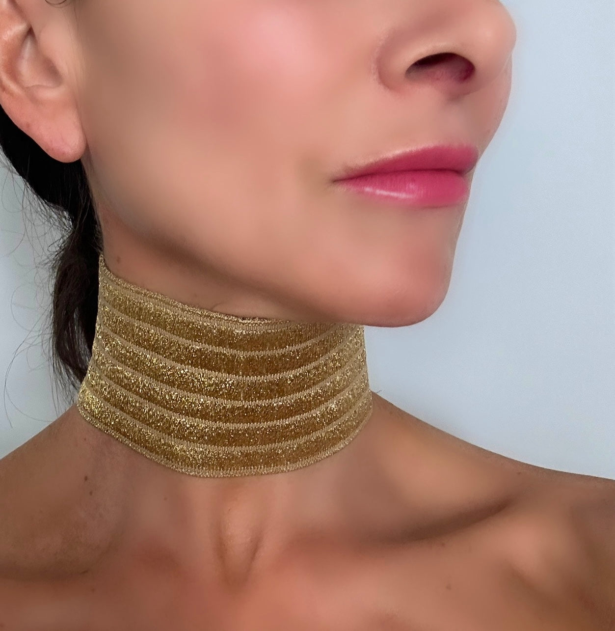 RIBBED SPARKLY GOLD NECK CUFF